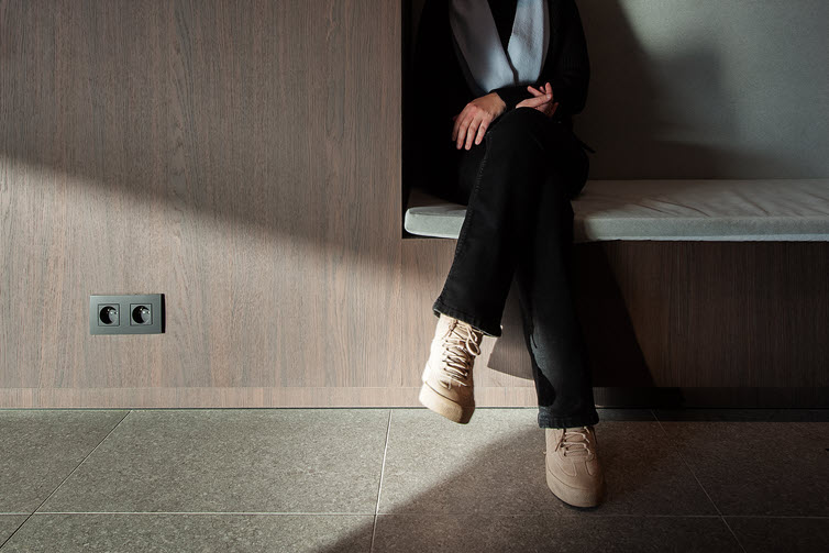 Bench seat in impact-resistant, dark brown Master Oak laminate